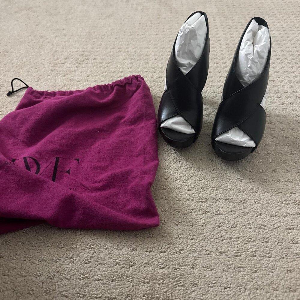 Diane von Furstenberg Women's Black and Pink Courts